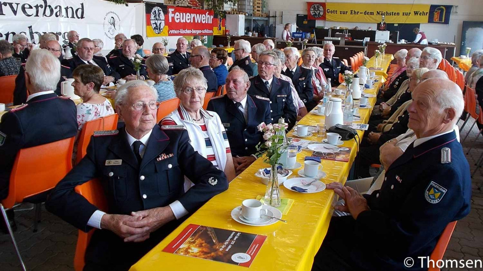 Mitglieder des Kameradschaftsbundes ehemaliger Wehrführer feiern mit