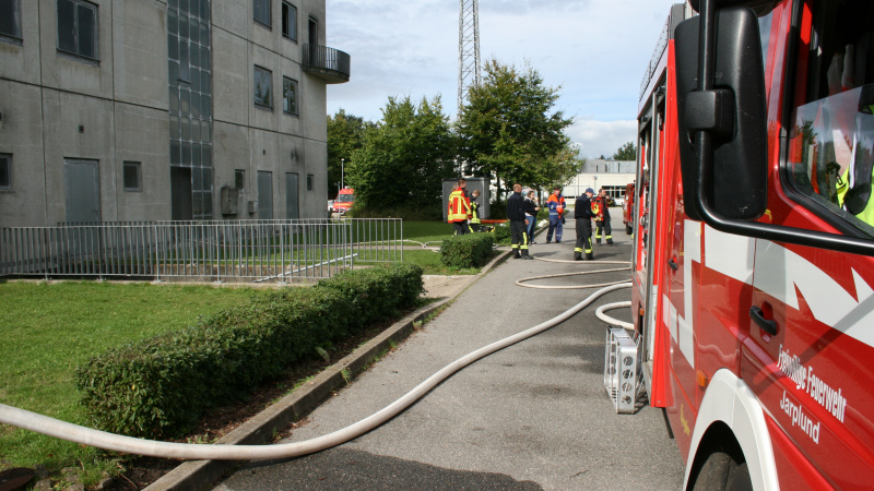Feuerwehren üben am Übungsgelände an der Landesfeuerwehrschule