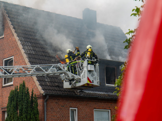 Feuer zerstört Wohnhaus in Schleswig - Warnung der Bevölkerung