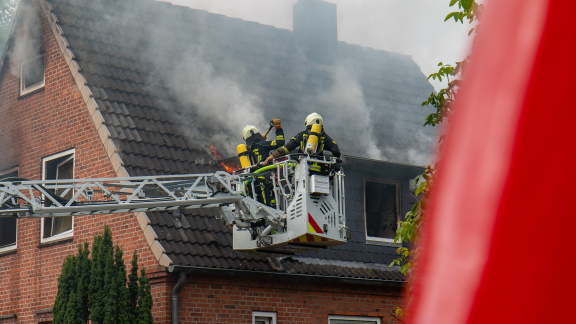 Feuer zerstört Wohnhaus in Schleswig - Warnung der Bevölkerung