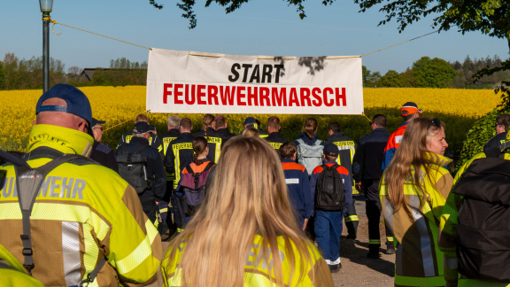 Kreisfeuerwehrmarsch in Süderfahrenstedt begeistert 518 Teilnehmende