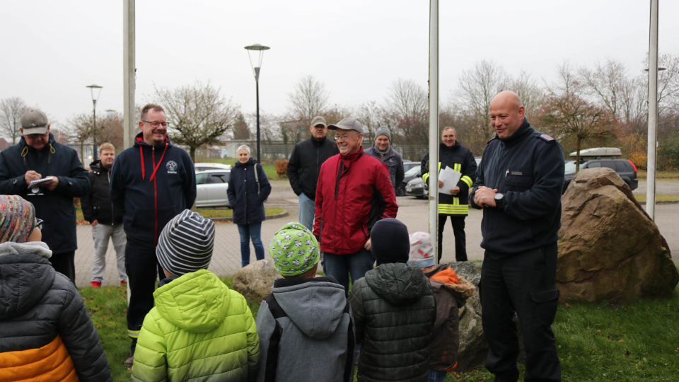 Geschmückter Tannenbaum dankt der Kinderfeuerwehr Jagel