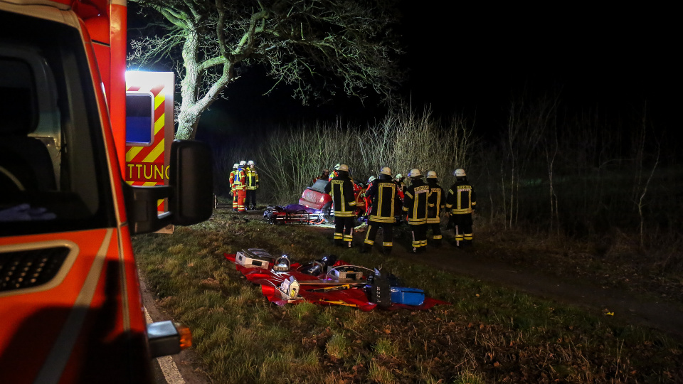 PKW prallt gegen Baum - Fahrer schwer verletzt