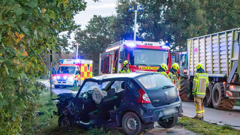 Schwerer Verkehrsunfall bei Böel – Fahrer in Personenkraftwagen eingeklemmt