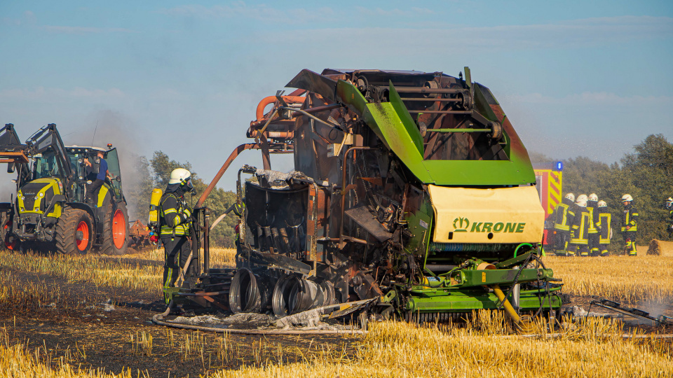 Rundballenpresse brennt auf Getreidefeld - Feuerwehren und Landwirte verhindern Ausbreitung