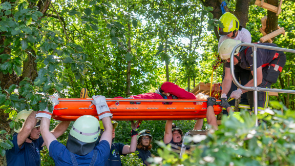 Mehr als 40 Feuerwehrangehörige bestehen Abschlussprüfung