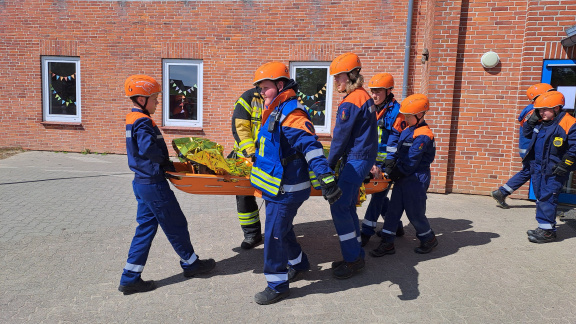25-Stunden-Übung der Jugendfeuerwehr Lürschau: „Einsatz in der Grundschule Schuby