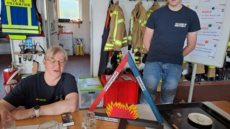 Brandschutzerziehung mit den 3. Klassen der Jübeker Grundschule