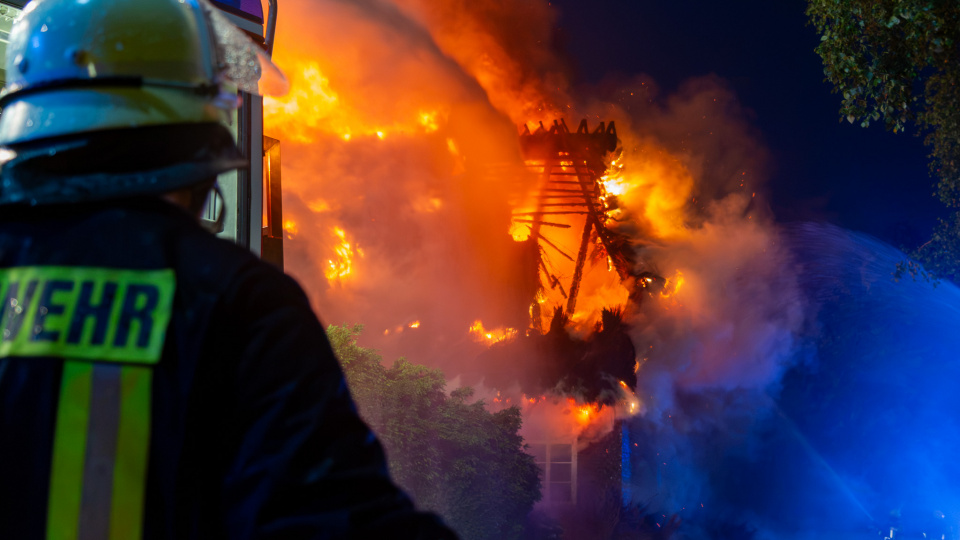 Großbrand nach Gewitter fordert rund 100 Einsatzkräfte