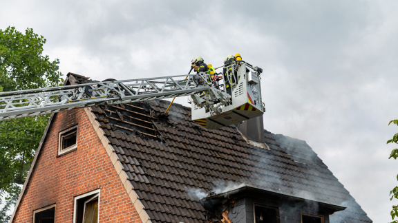 Feuer zerstört Wohnhaus in Schleswig - Warnung der Bevölkerung