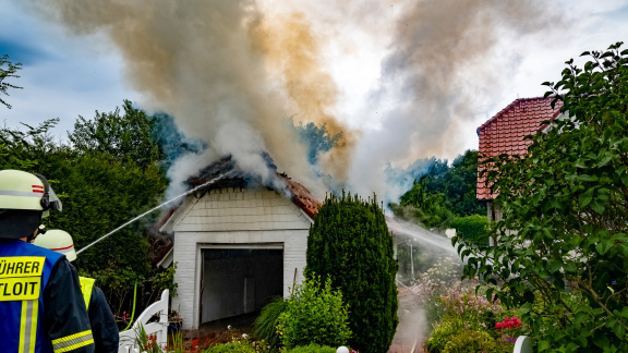 Garagenbrand in Havetoftloit - Feuer aus mehreren Kilometern Entfernung sichtbar